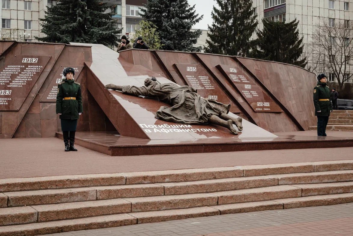 Председатель Избирательной комиссии Курской области Евгений Черкашин принял участие в торжественном возложении цветов и венков в честь Дня Героев Отечества Председатель Избирательной комиссии Курской области Евгений Черкашин принял участие в торжественном возложении цветов и венков в честь Дня Героев Отечества