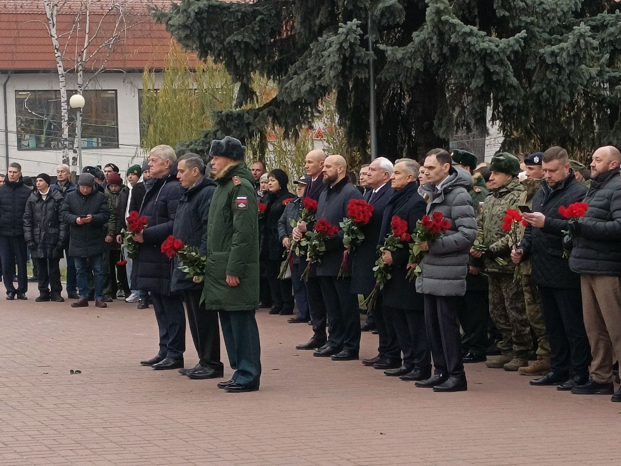 Куряне возложили венки и цветы в честь Дня Героев Отечества