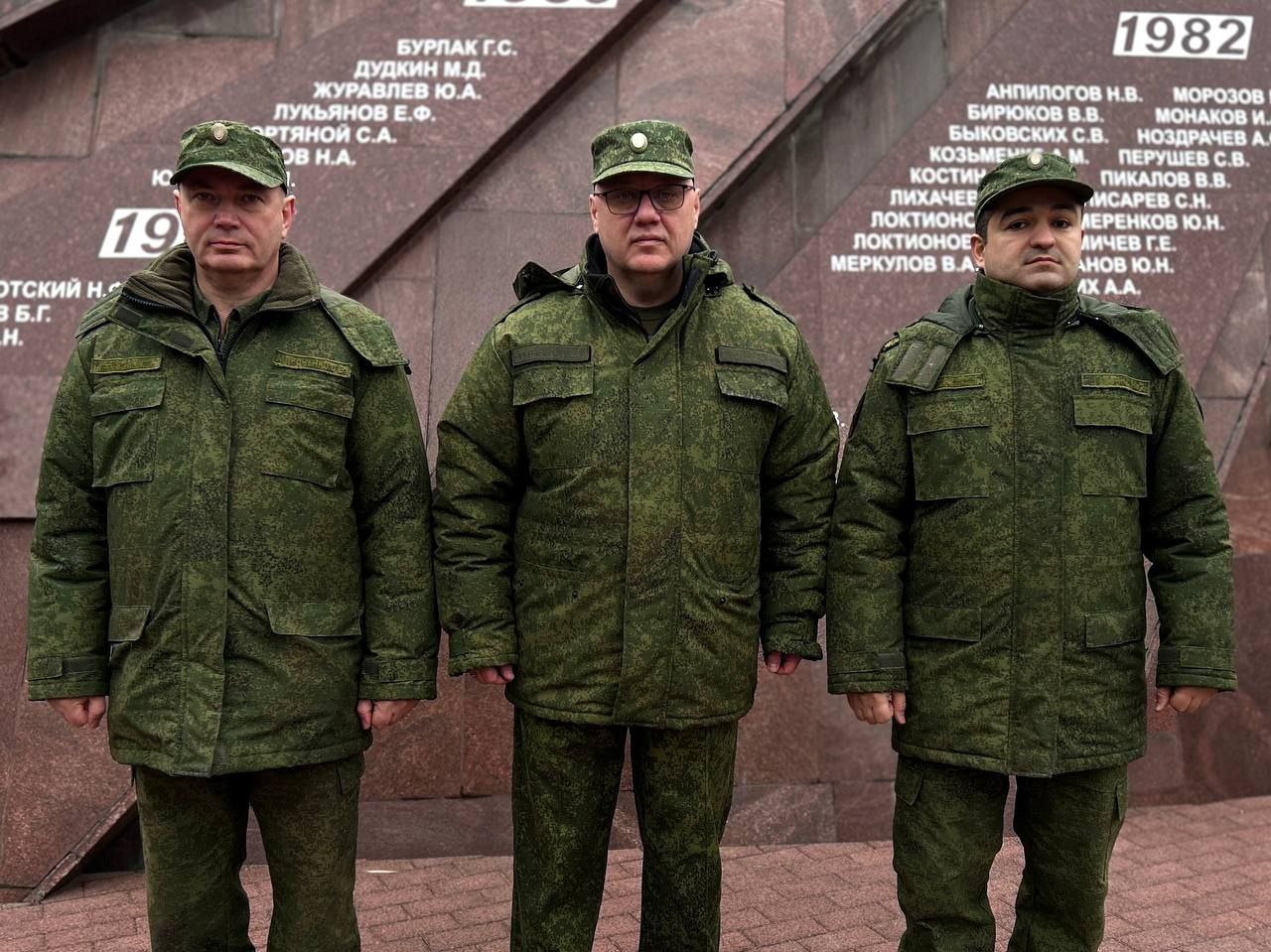 Руководитель СУ СК России по Курской области совместно с сотрудниками ведомства почтили память Героев Отечества Руководитель СУ СК России по Курской области совместно с сотрудниками ведомства почтили память Героев Отечества