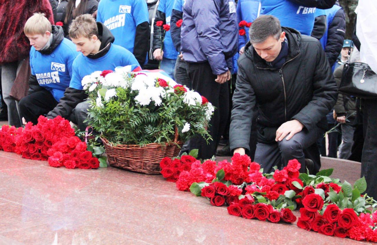 Партийцы возложили цветы в День Героев Отечества Партийцы возложили цветы в День Героев Отечества