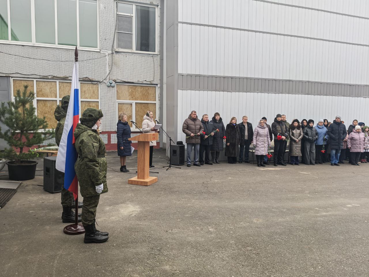Андрей Телегин: Сегодня две памятные доски в честь погибших участников специальной военной операции из нашего района были открыты на фасаде Шумаковской средней школы Андрей Телегин: Сегодня две памятные доски в честь погибших участников специальной военной операции из нашего района были открыты на фасаде Шумаковской средней школы