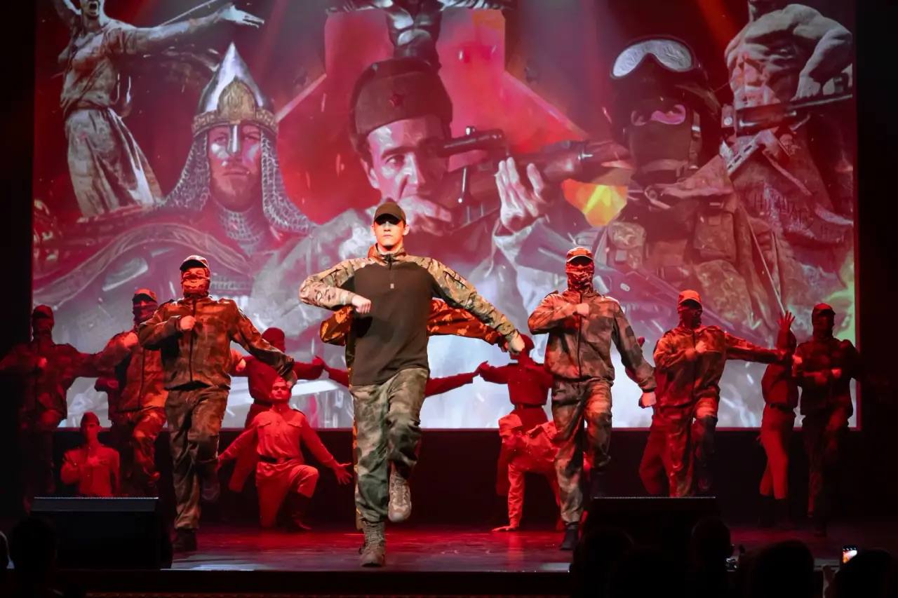 Евгений Маслов: Вместе с губернатором Александром Хинштейном принял участие в торжественной церемонии закрытия Года защитника Отечества, который ранее был объявлен Президентом России Владимиром Путиным