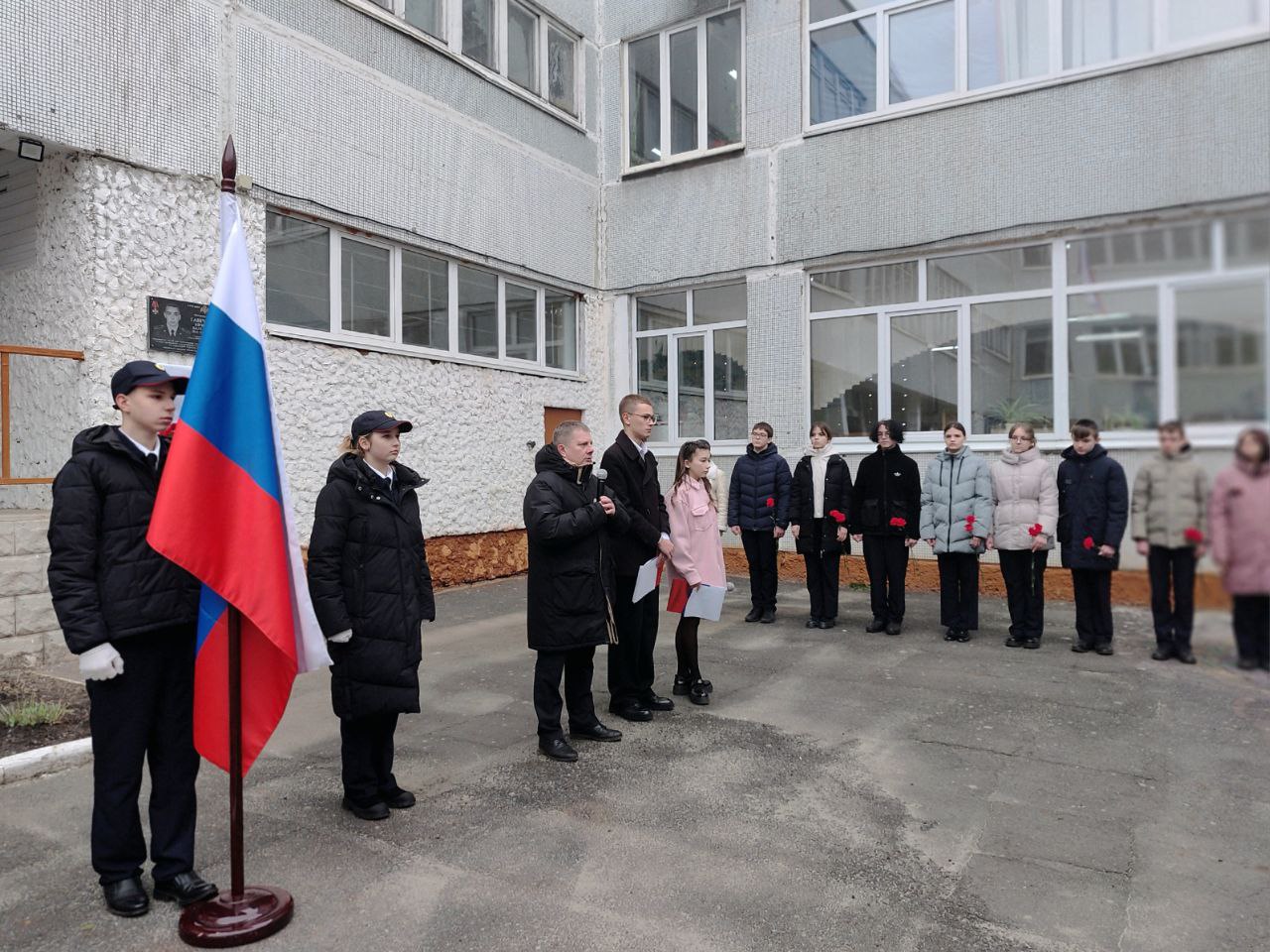В курской школе №36 увековечили память погибшего выпускника Дмитрия Бобкова В курской школе №36 увековечили память погибшего выпускника Дмитрия Бобкова