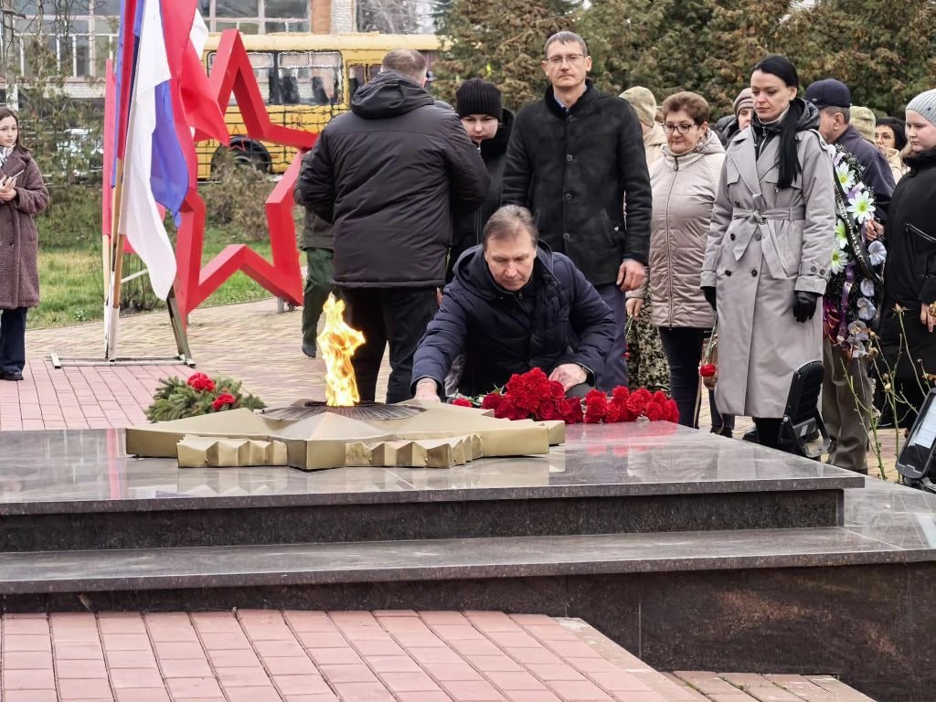 Виктор Катунин: Сегодня у Вечного огня на площади Героев отдали дань памяти нашим Героям, Героям войны Великой Отечественной и Героям современности Виктор Катунин: Сегодня у Вечного огня на площади Героев отдали дань памяти нашим Героям, Героям войны Великой Отечественной и Героям современности