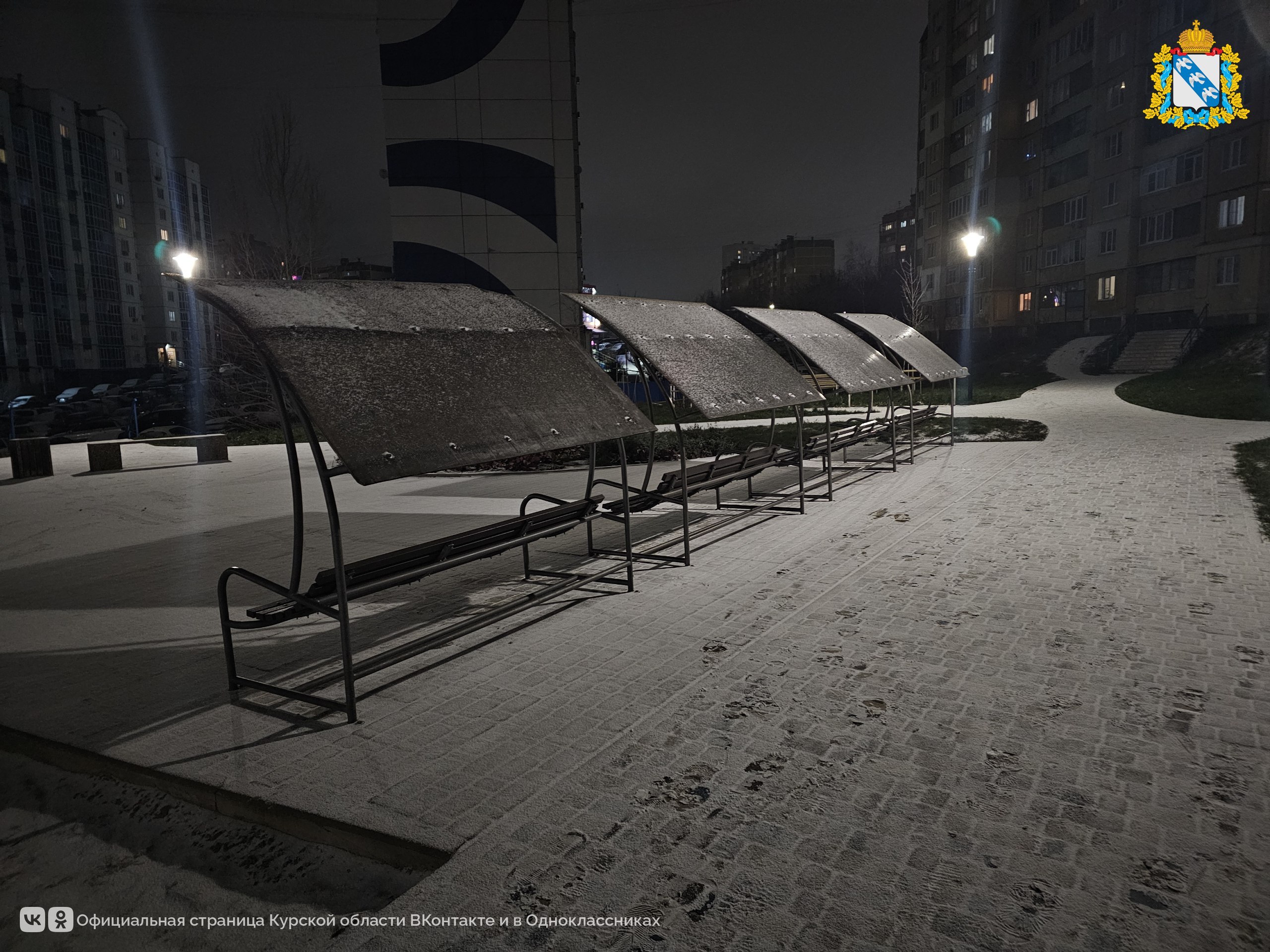 В Курске начал идти снег. Спецтехника уже выехала на дороги города В Курске начал идти снег. Спецтехника уже выехала на дороги города