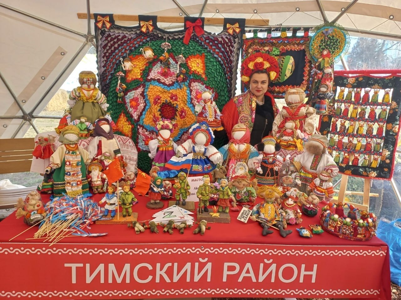 Педагог Тимского Дома детского творчества Ирина Атанова представила творчество Тимского района на фестивале «Осень на Полугоре» Педагог Тимского Дома детского творчества Ирина Атанова представила творчество Тимского района на фестивале «Осень на Полугоре»