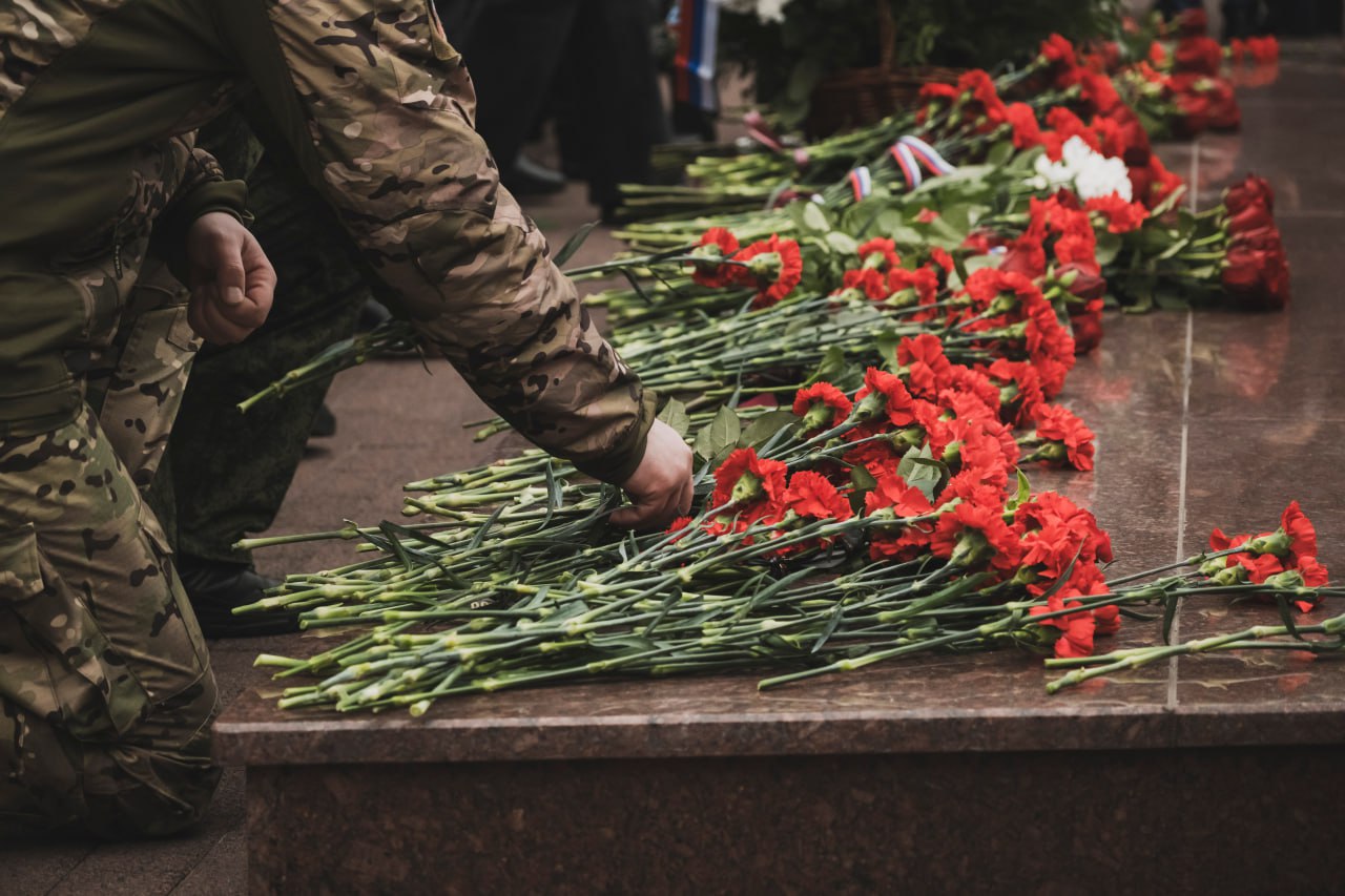 В День Героев Отечества куряне возложили цветы и венки В День Героев Отечества куряне возложили цветы и венки
