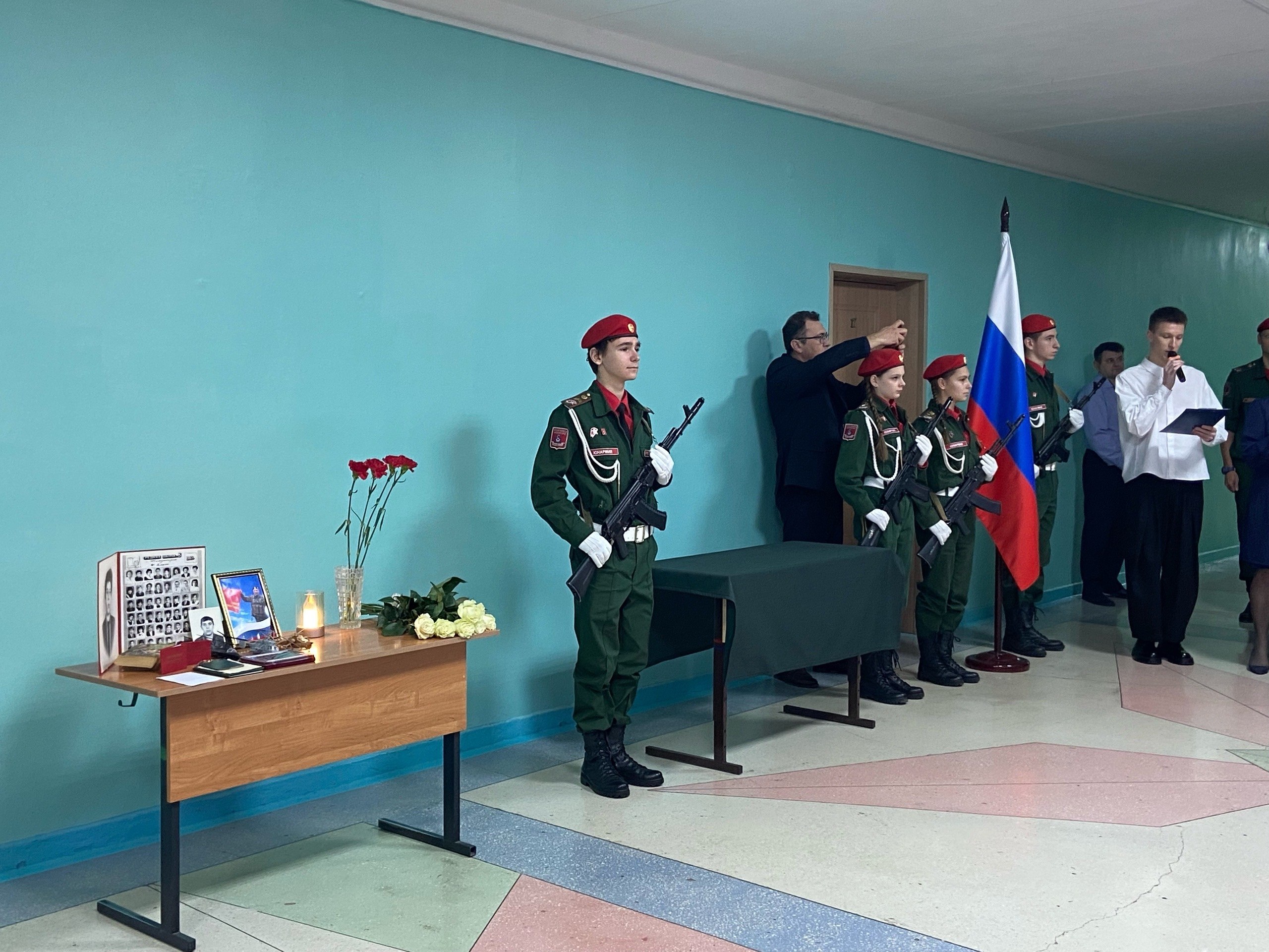 В школе № 8 города Железногорска в День героев Отечества состоялось важное событие – открытие «Парты Героя», посвященной памяти нашего земляка и выпускника школы – Виталия Сафронова В школе № 8 города Железногорска в День героев Отечества состоялось важное событие – открытие «Парты Героя», посвященной памяти нашего земляка и выпускника школы – Виталия Сафронова