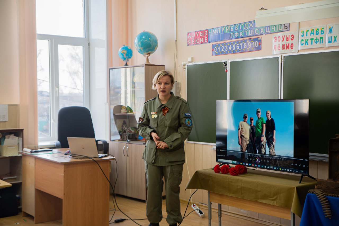 В школе № 12 в честь Дня героев Отечества юные куряне встретились с представителем поискового отряда «Высота» Курской АЭС Татьяной Горбатых В школе № 12 в честь Дня героев Отечества юные куряне встретились с представителем поискового отряда «Высота» Курской АЭС Татьяной Горбатых