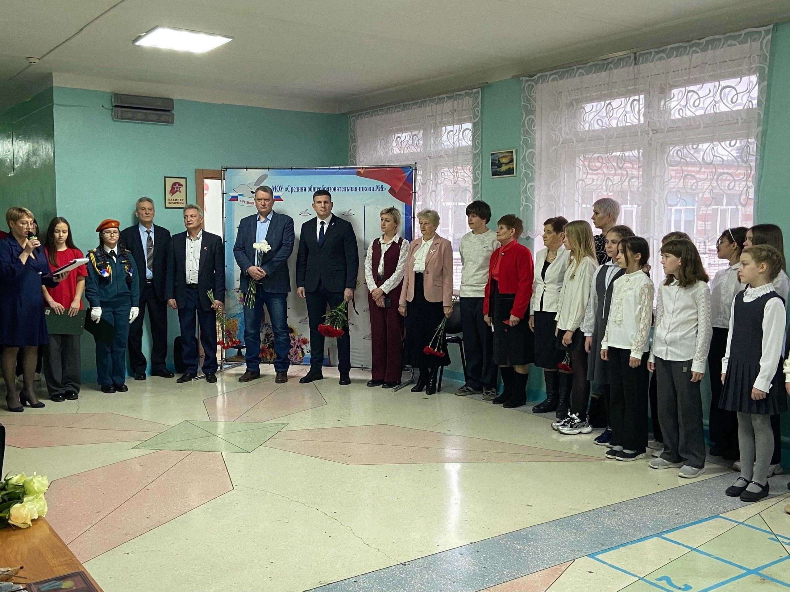 В школе № 8 города Железногорска в День героев Отечества состоялось важное событие – открытие «Парты Героя», посвященной памяти нашего земляка и выпускника школы – Виталия Сафронова В школе № 8 города Железногорска в День героев Отечества состоялось важное событие – открытие «Парты Героя», посвященной памяти нашего земляка и выпускника школы – Виталия Сафронова