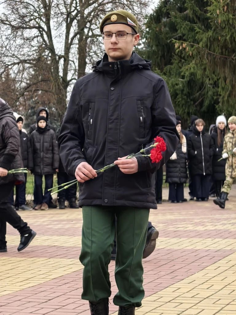 В День Героев Отечества, на площади Героев в Медвенке, прошло памятное мероприятие