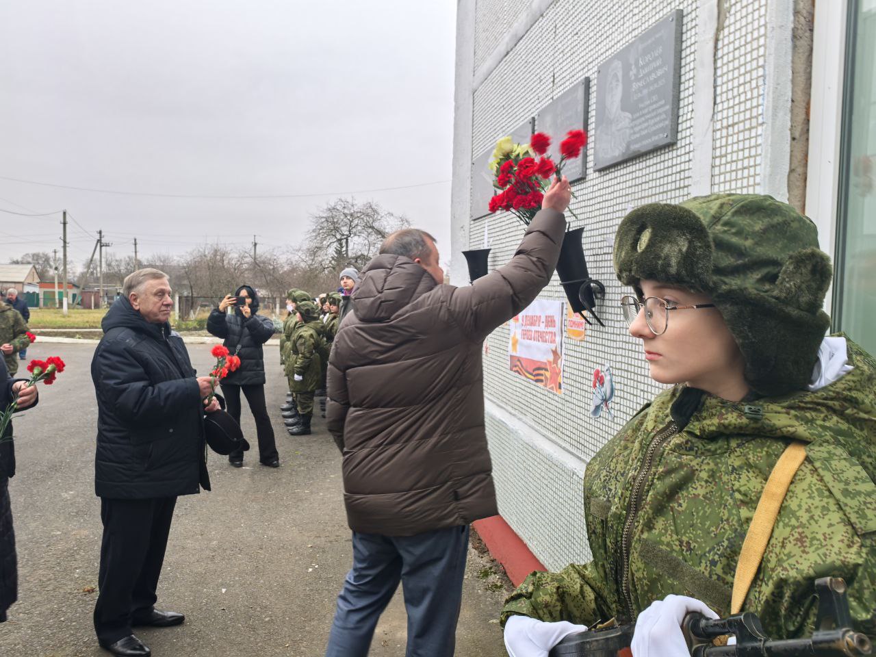 Андрей Телегин: Сегодня две памятные доски в честь погибших участников специальной военной операции из нашего района были открыты на фасаде Шумаковской средней школы