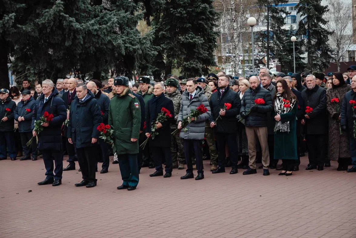 Председатель Избирательной комиссии Курской области Евгений Черкашин принял участие в торжественном возложении цветов и венков в честь Дня Героев Отечества