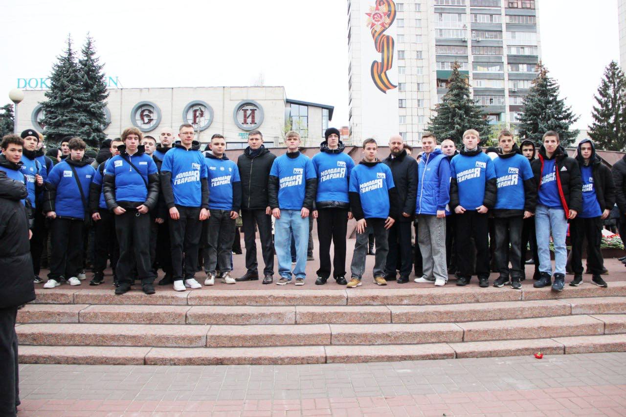 Партийцы возложили цветы в День Героев Отечества Партийцы возложили цветы в День Героев Отечества