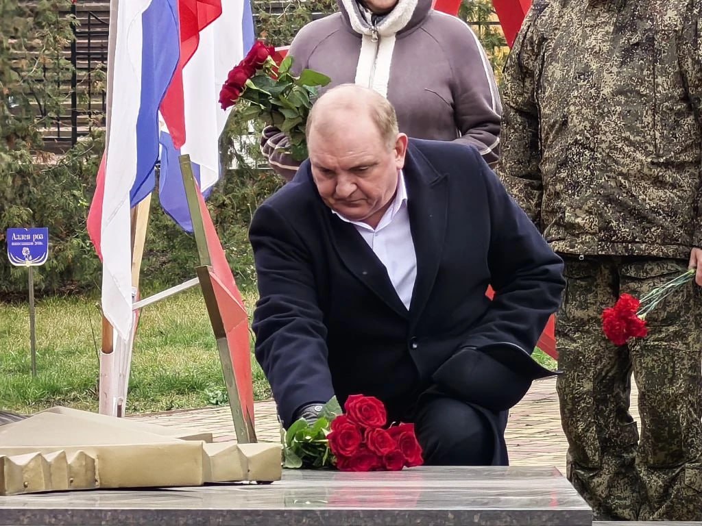 Виктор Катунин: Сегодня у Вечного огня на площади Героев отдали дань памяти нашим Героям, Героям войны Великой Отечественной и Героям современности