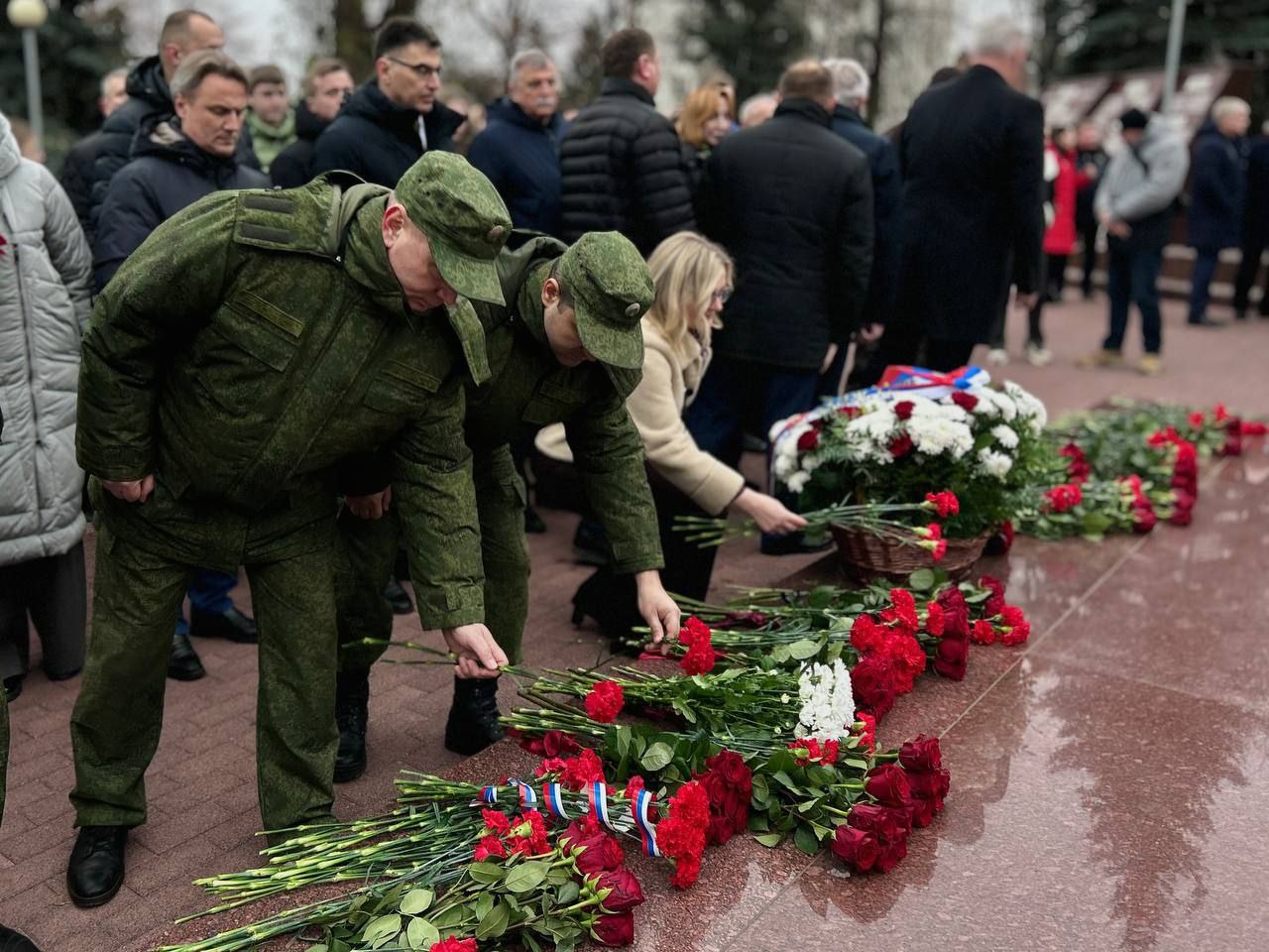 Руководитель СУ СК России по Курской области совместно с сотрудниками ведомства почтили память Героев Отечества Руководитель СУ СК России по Курской области совместно с сотрудниками ведомства почтили память Героев Отечества