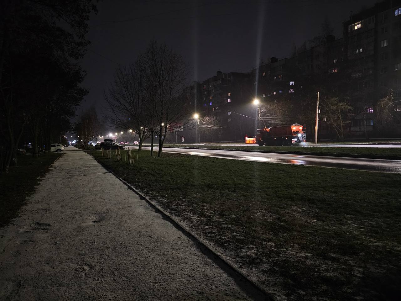 В Курске убирают осадки с дорог 34 единицы техники