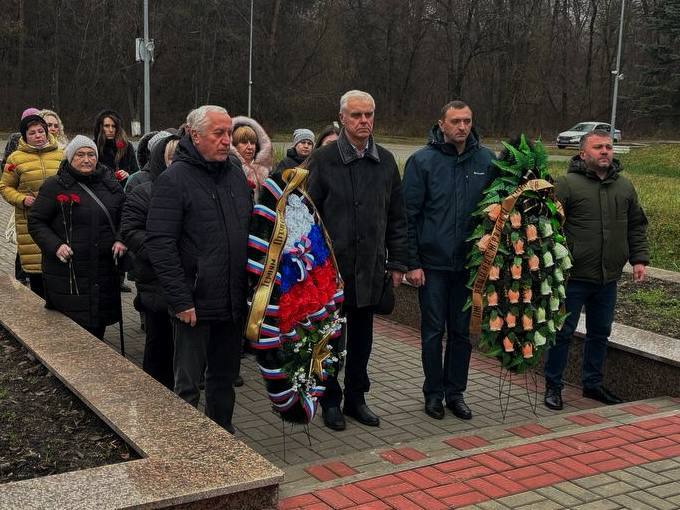 В День Героев Отечества сотрудники администрации Суджанского района возложили цветы к Вечному Огню на территории Соловьиной рощи В День Героев Отечества сотрудники администрации Суджанского района возложили цветы к Вечному Огню на территории Соловьиной рощи