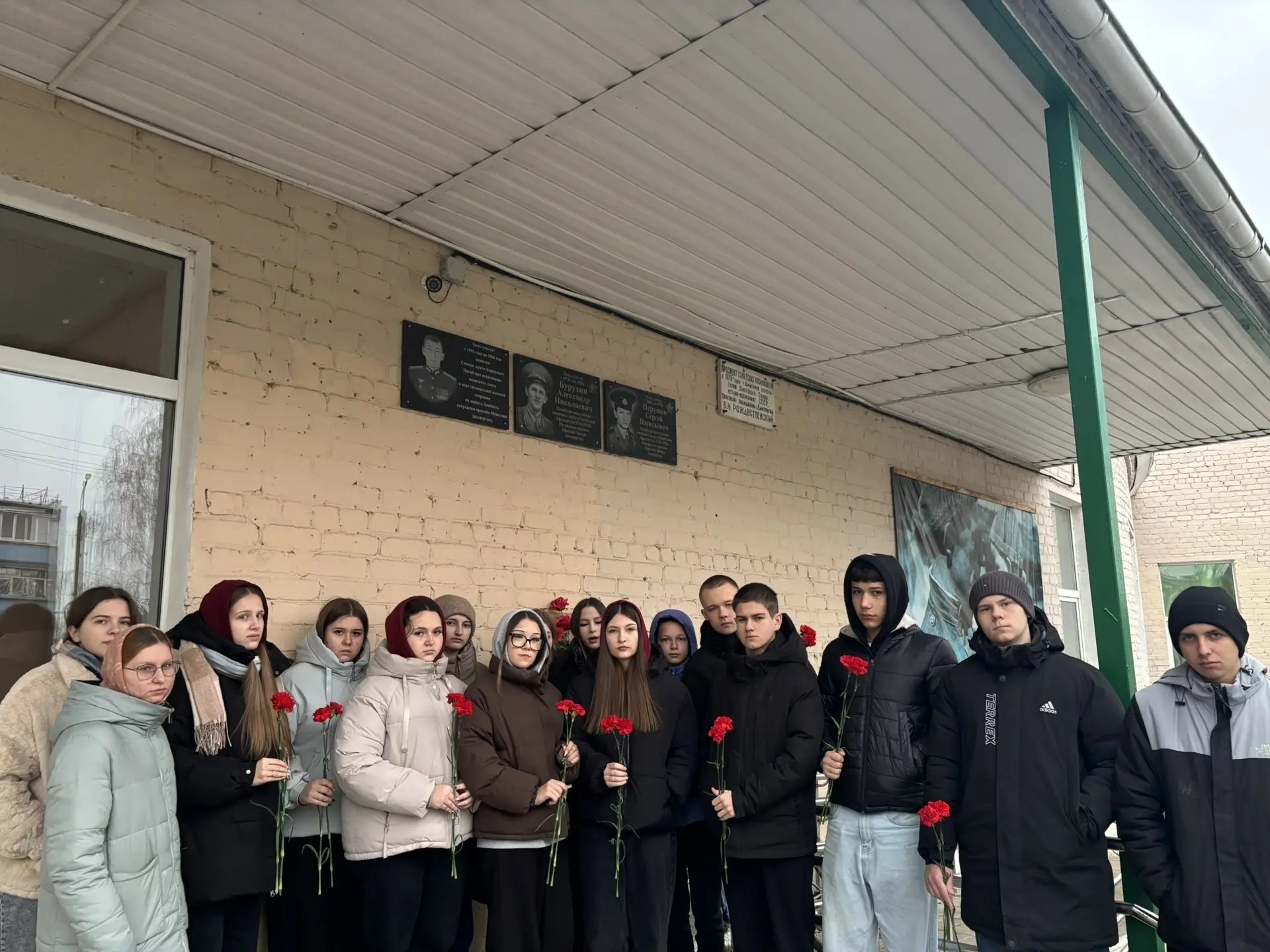 В День Героев Отечества мы вспоминаем многие поколения героических предков и чествуем ныне живущих В День Героев Отечества мы вспоминаем многие поколения героических предков и чествуем ныне живущих