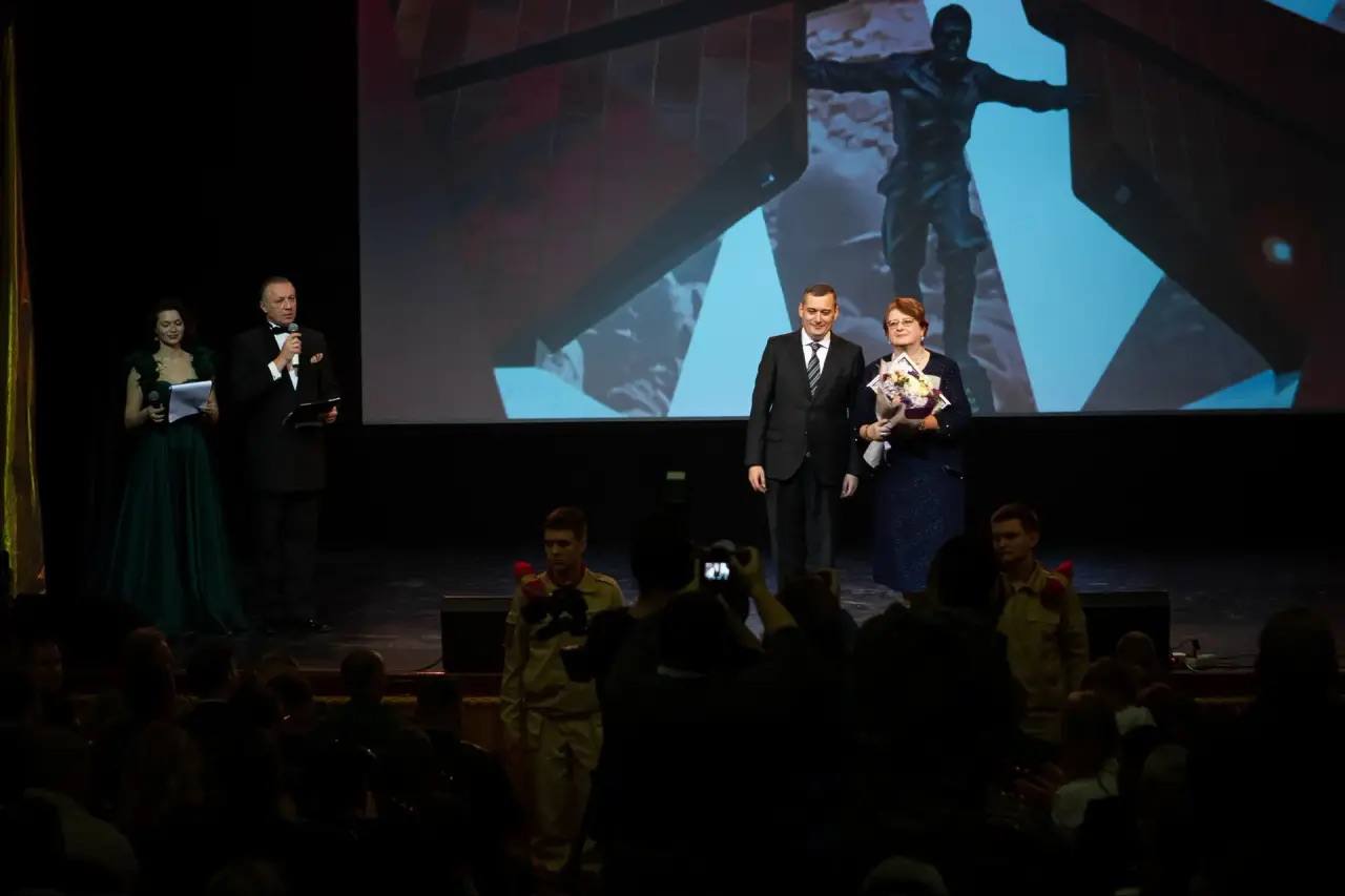 Евгений Маслов: Вместе с губернатором Александром Хинштейном принял участие в торжественной церемонии закрытия Года защитника Отечества, который ранее был объявлен Президентом России Владимиром Путиным Евгений Маслов: Вместе с губернатором Александром Хинштейном принял участие в торжественной церемонии закрытия Года защитника Отечества, который ранее был объявлен Президентом России Владимиром Путиным