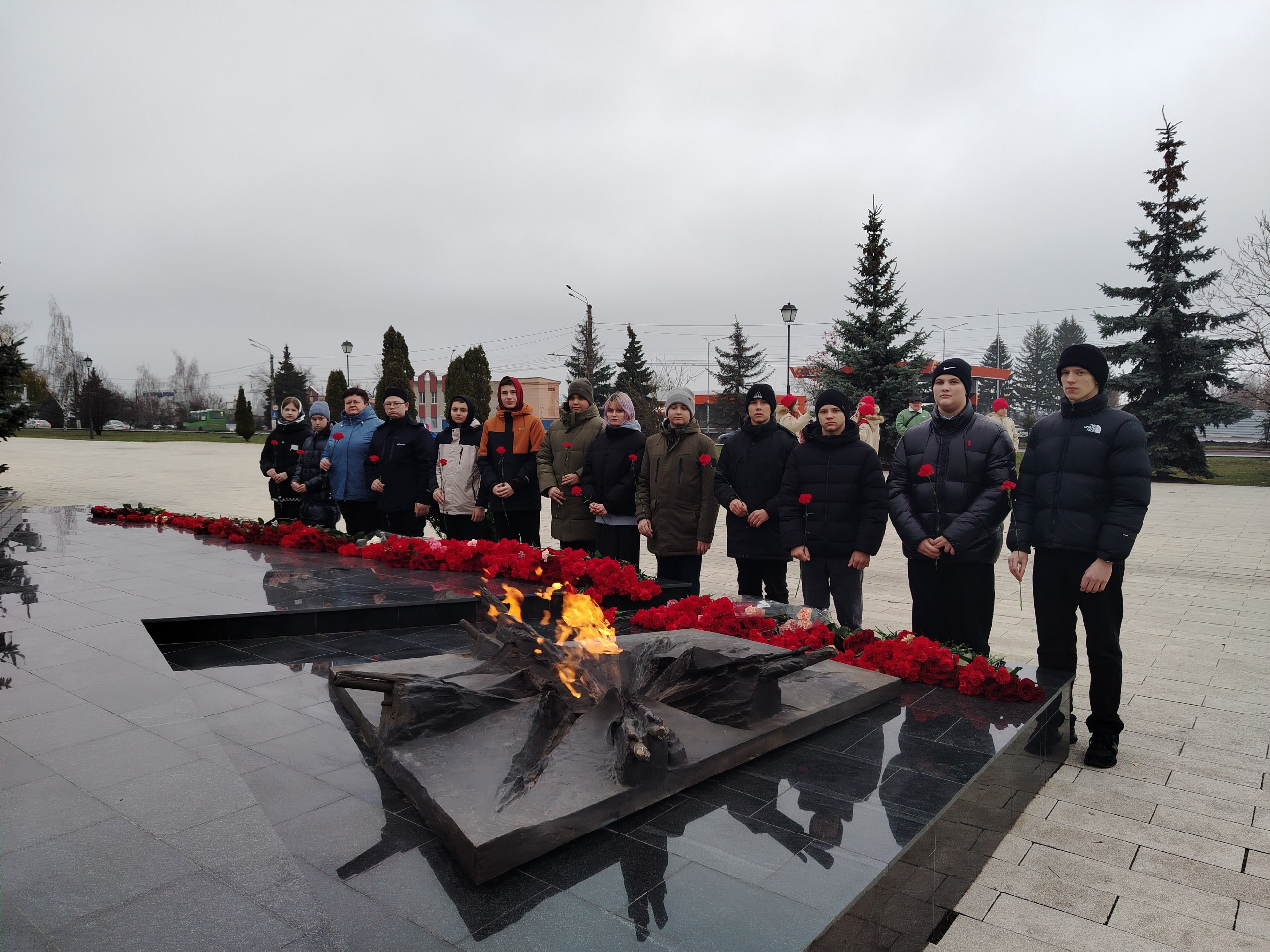 3 декабря в День неизвестного солдата активисты первичного отделения Движения первых и педагоги Черкасскопореченской средней общеобразовательной школы возложили красные гвоздики к Вечному огню на Мемориале «Курская дуга»... 3 декабря в День неизвестного солдата активисты первичного отделения Движения первых и педагоги Черкасскопореченской средней общеобразовательной школы возложили красные гвоздики к Вечному огню на Мемориале «Курская дуга»...