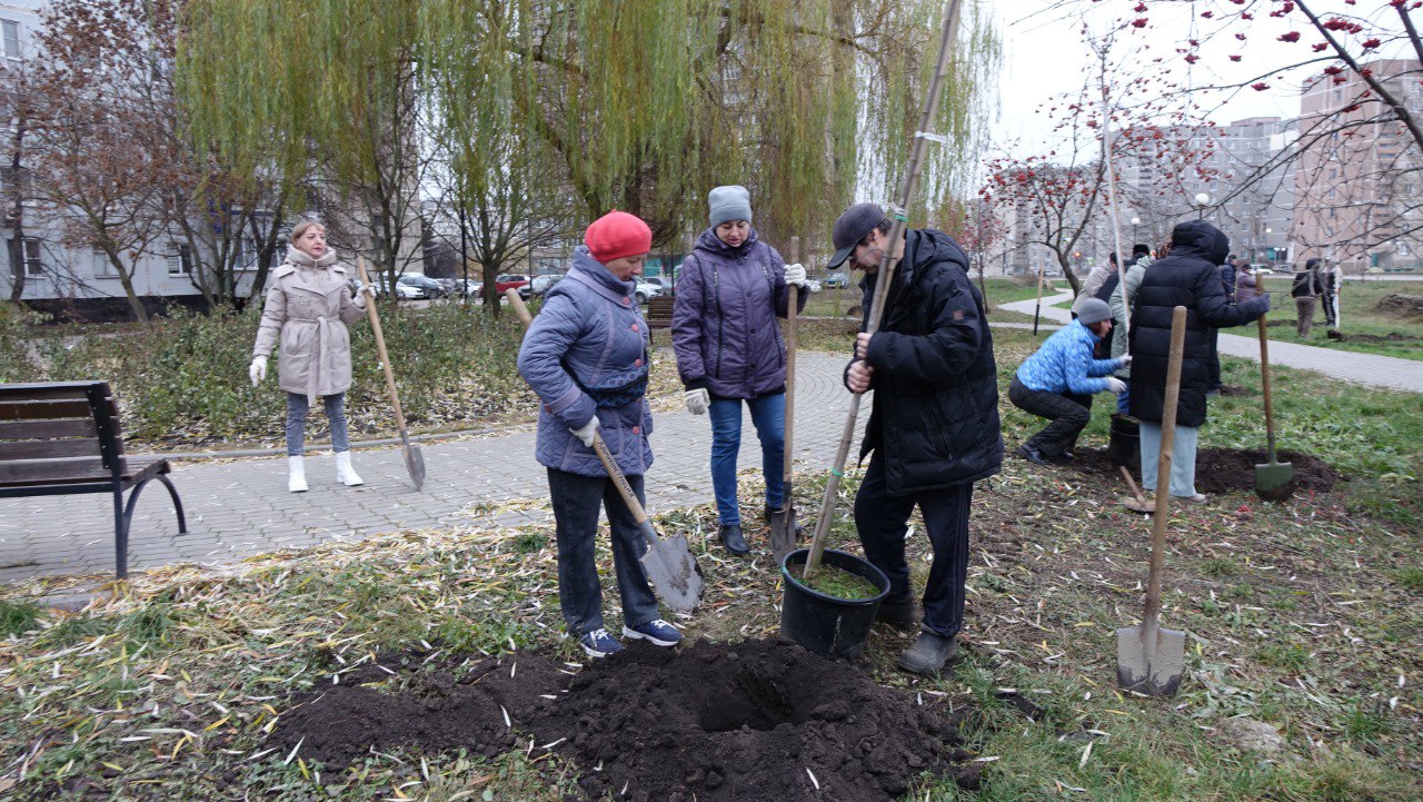Игорь Корпунков: Сегодня – в День Героев Отечества высаживали деревья в Сквере Героев Донбасса!