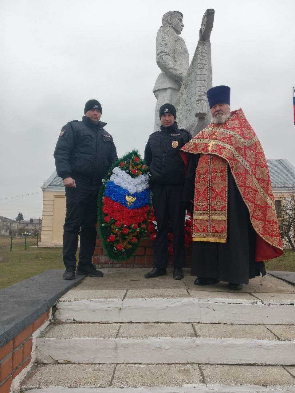 Геннадий Енютин: На площади Героев в п.Солнцево сегодня состоялся митинг и возложение цветов и венков к «вечному огню», братской могиле и стелам Героев Советского Союза и полных кавалеров ордена Славы Геннадий Енютин: На площади Героев в п.Солнцево сегодня состоялся митинг и возложение цветов и венков к «вечному огню», братской могиле и стелам Героев Советского Союза и полных кавалеров ордена Славы