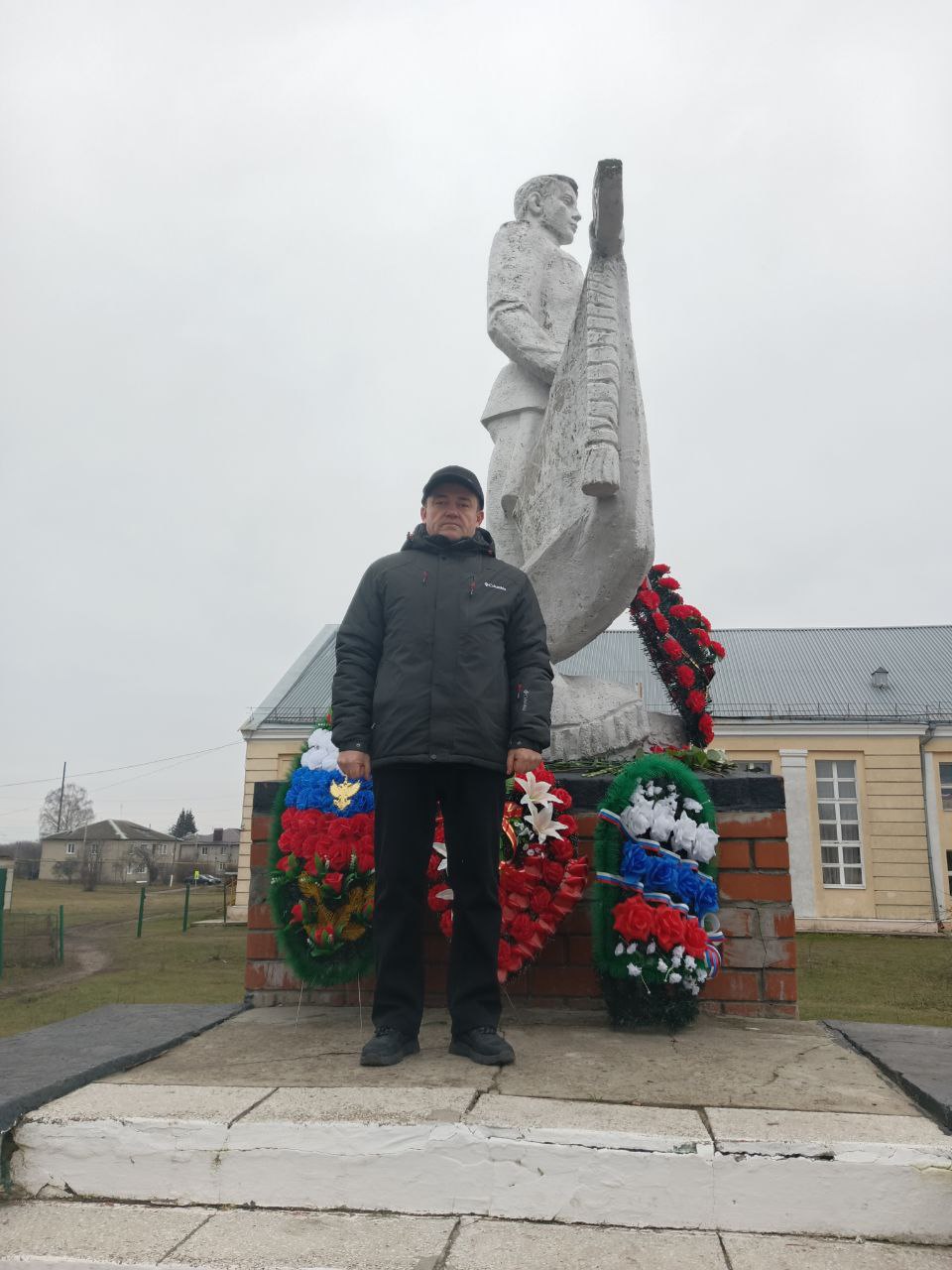 Геннадий Енютин: На площади Героев в п.Солнцево сегодня состоялся митинг и возложение цветов и венков к «вечному огню», братской могиле и стелам Героев Советского Союза и полных кавалеров ордена Славы Геннадий Енютин: На площади Героев в п.Солнцево сегодня состоялся митинг и возложение цветов и венков к «вечному огню», братской могиле и стелам Героев Советского Союза и полных кавалеров ордена Славы