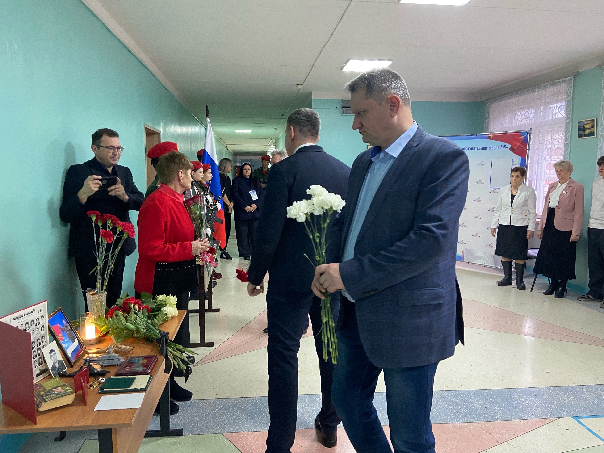 В школе № 8 города Железногорска в День героев Отечества состоялось важное событие – открытие «Парты Героя», посвященной памяти нашего земляка и выпускника школы – Виталия Сафронова В школе № 8 города Железногорска в День героев Отечества состоялось важное событие – открытие «Парты Героя», посвященной памяти нашего земляка и выпускника школы – Виталия Сафронова