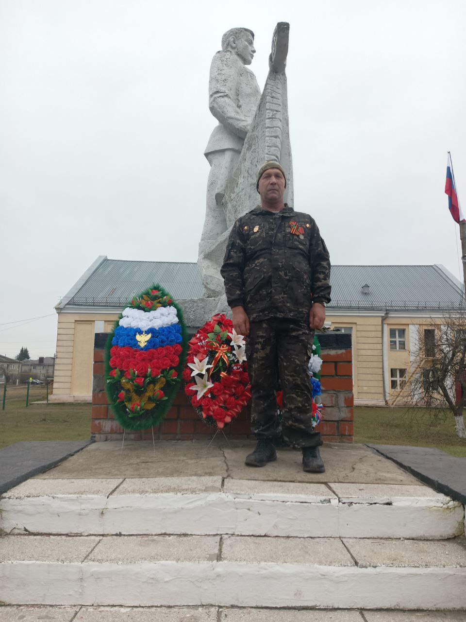 Геннадий Енютин: На площади Героев в п.Солнцево сегодня состоялся митинг и возложение цветов и венков к «вечному огню», братской могиле и стелам Героев Советского Союза и полных кавалеров ордена Славы Геннадий Енютин: На площади Героев в п.Солнцево сегодня состоялся митинг и возложение цветов и венков к «вечному огню», братской могиле и стелам Героев Советского Союза и полных кавалеров ордена Славы