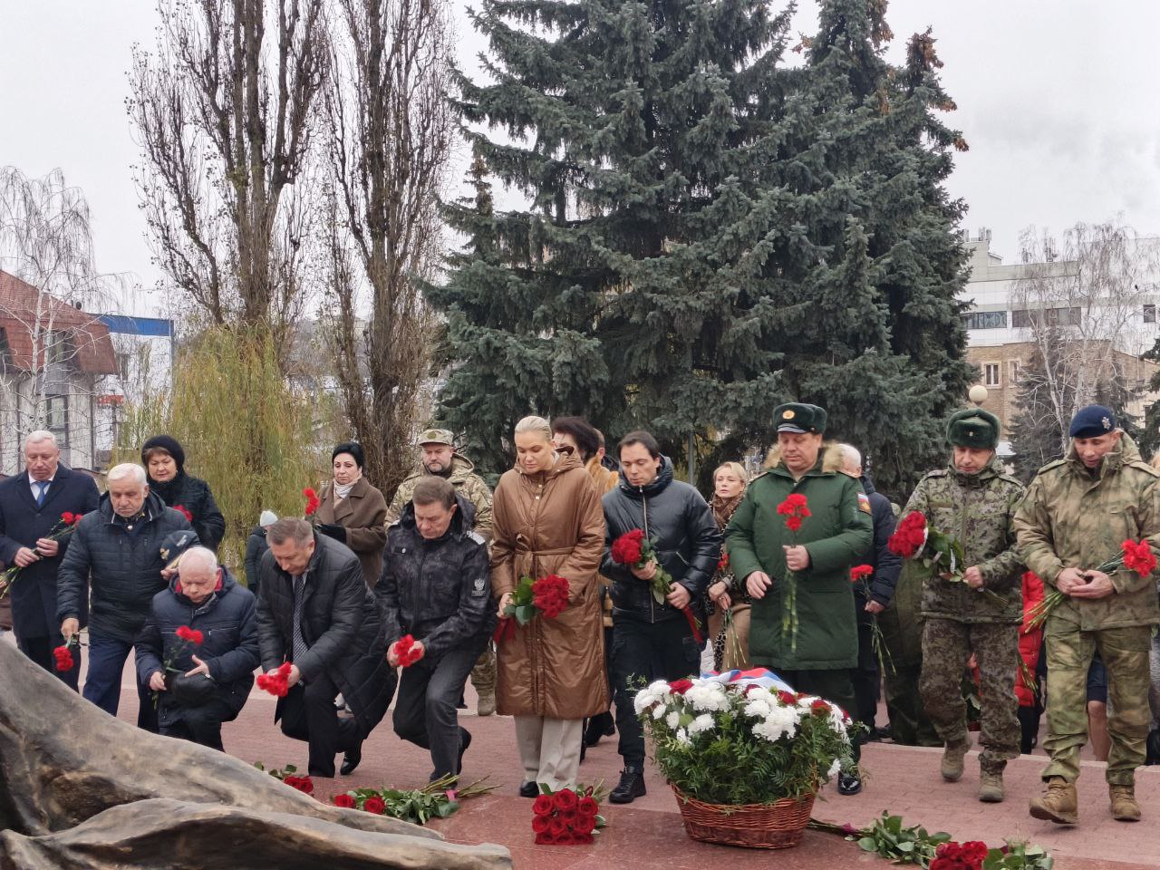 Куряне возложили венки и цветы в честь Дня Героев Отечества Куряне возложили венки и цветы в честь Дня Героев Отечества