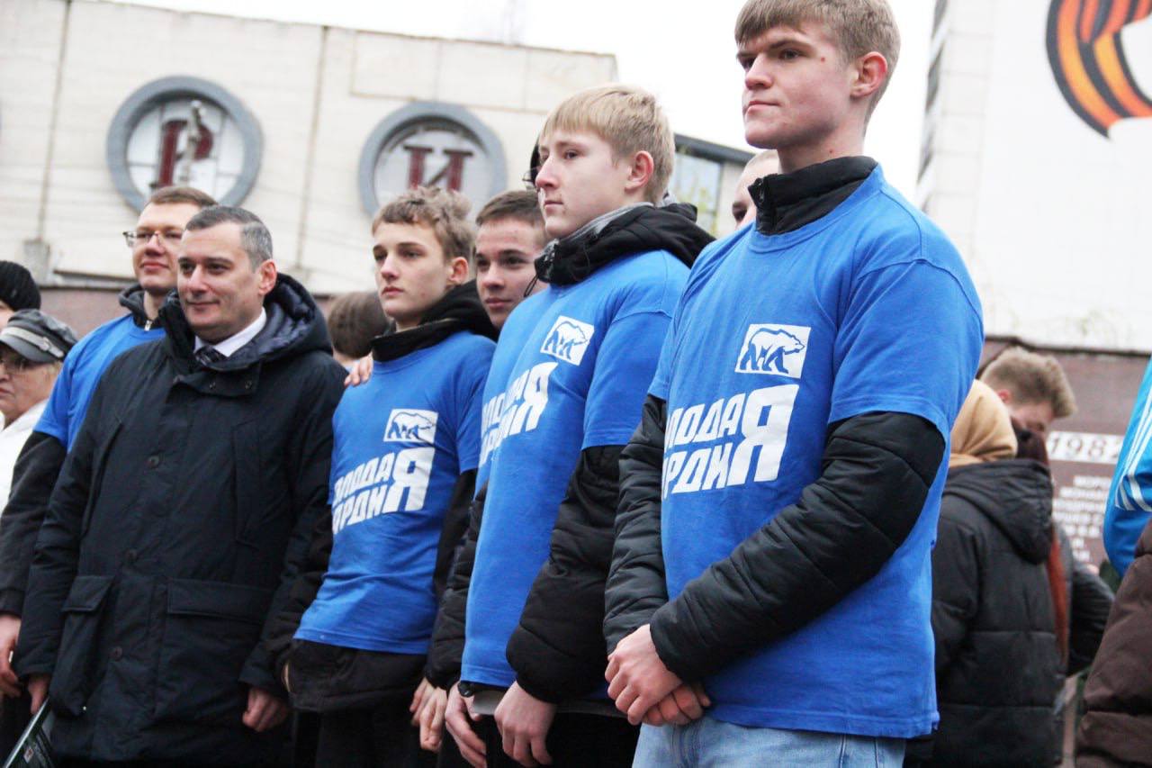 Партийцы возложили цветы в День Героев Отечества Партийцы возложили цветы в День Героев Отечества