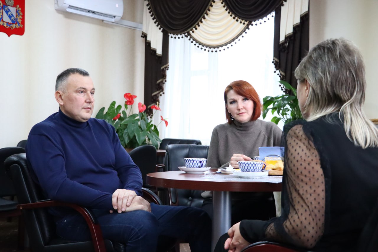 Андрей Белоусов: В администрации Рыльского района состоялась встреча с Натальей Васильевной Потаповой — матерью участника специальной военной операции Эдуарда Георгиевича Артюхова Андрей Белоусов: В администрации Рыльского района состоялась встреча с Натальей Васильевной Потаповой — матерью участника специальной военной операции Эдуарда Георгиевича Артюхова