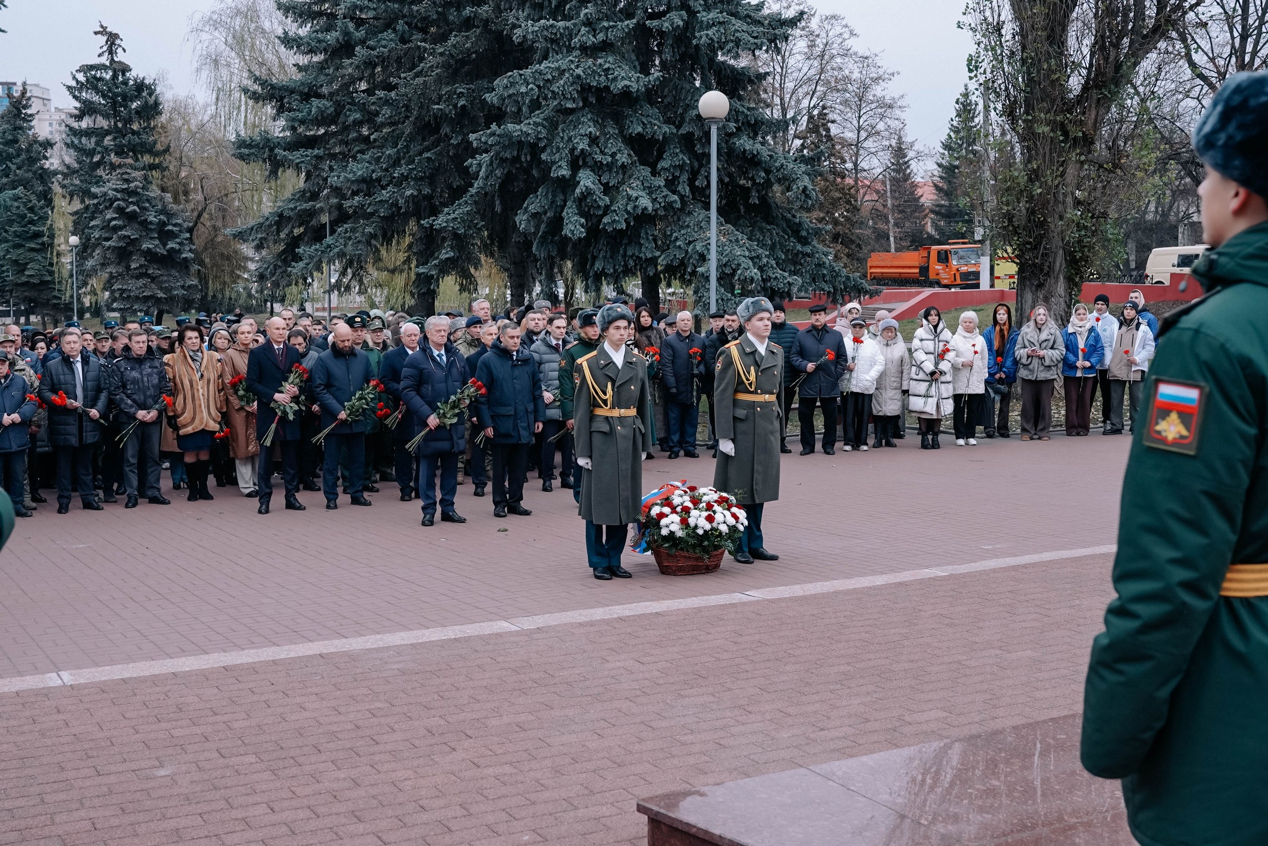Сегодня в Георгиевском сквере состоялось торжественное возложение цветов, посвященное Дню Героев Отечества Сегодня в Георгиевском сквере состоялось торжественное возложение цветов, посвященное Дню Героев Отечества