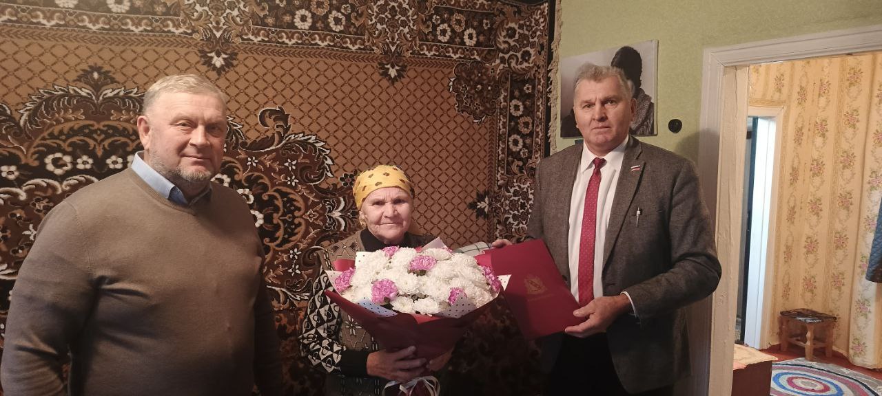 Николай Волобуев: Сегодня с главой Вишневского сельсовета Бабичевым Николаем Николаевичем в День Героев Отечества традиционно от губернатора Курской области Александра Евсеевича Хинштейна и от себя вручили приветственный...