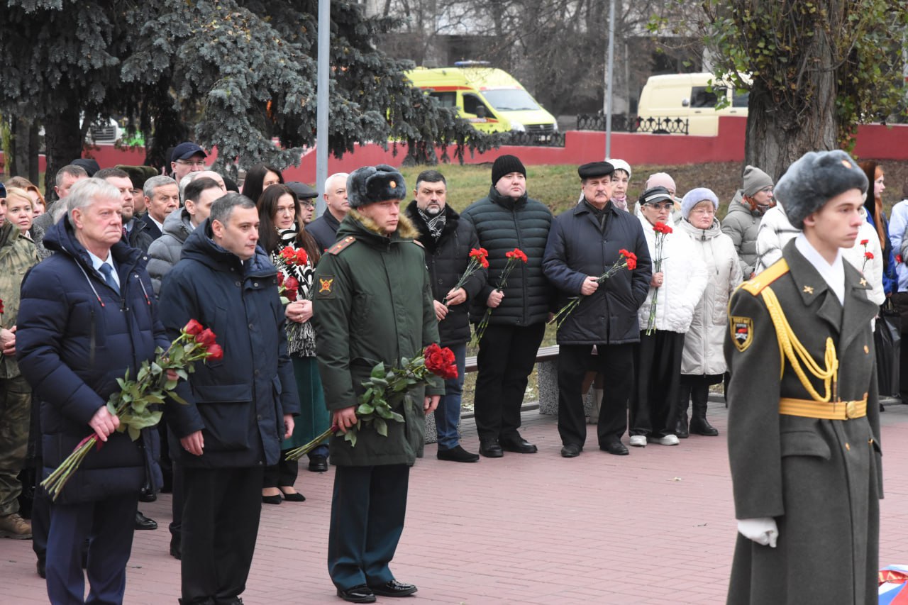 Сегодня, в День Героев Отечества, жители Курска собрались у мемориала "Скорбящей матери" в Пролетарском сквере, чтобы отдать дань уважения тем, кто ценой своей жизни защищал нашу страну Сегодня, в День Героев Отечества, жители Курска собрались у мемориала "Скорбящей матери" в Пролетарском сквере, чтобы отдать дань уважения тем, кто ценой своей жизни защищал нашу страну
