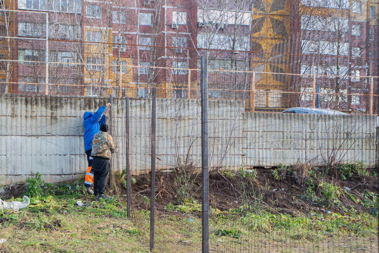 Небезопасную для курян зону в сквере на Студенческой оградили Небезопасную для курян зону в сквере на Студенческой оградили