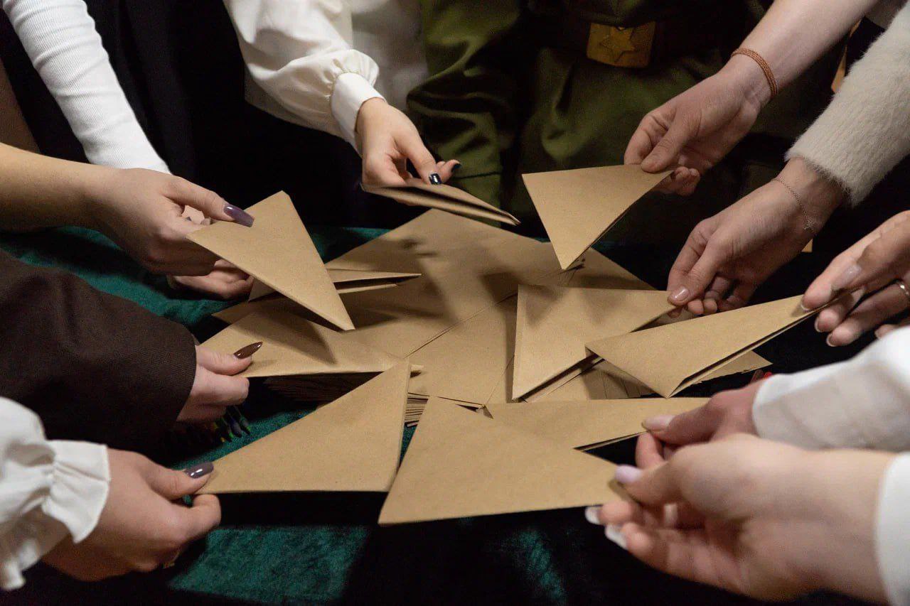 Студенты Курского государственного аграрного университета присоединились к Всероссийской акции «День единых действий», приуроченной к празднованию Дня Героев Отечества Студенты Курского государственного аграрного университета присоединились к Всероссийской акции «День единых действий», приуроченной к празднованию Дня Героев Отечества