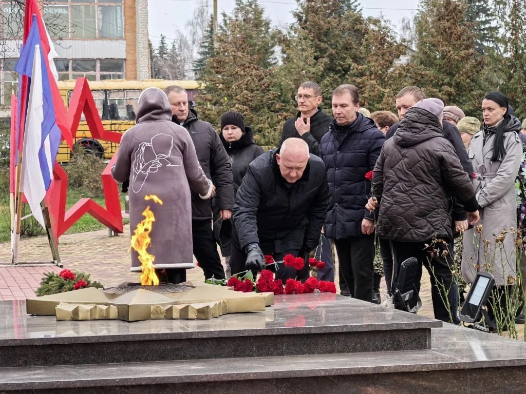 В День Героев Отечества, на площади Героев в Медвенке, прошло памятное мероприятие В День Героев Отечества, на площади Героев в Медвенке, прошло памятное мероприятие
