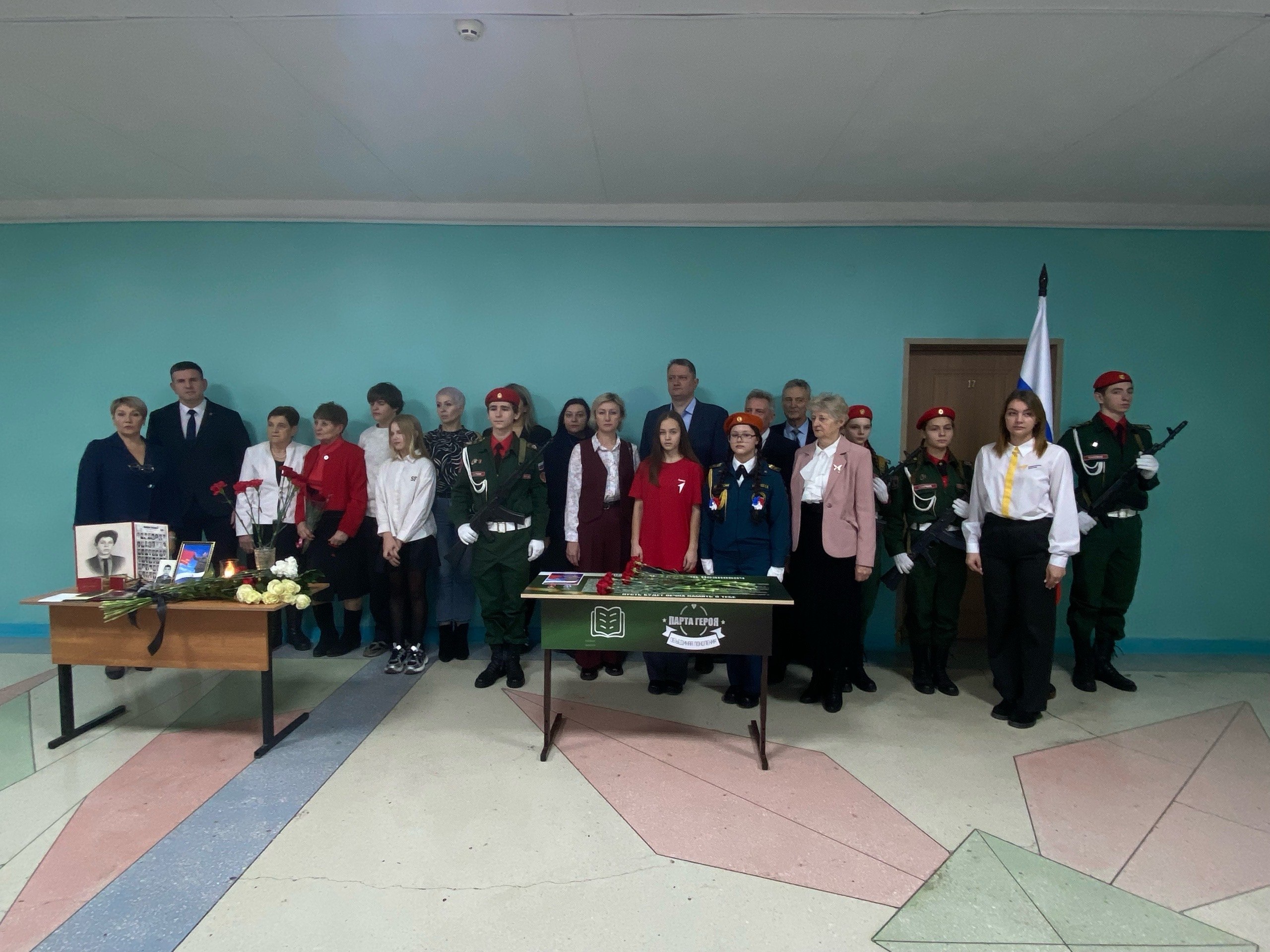 В школе № 8 города Железногорска в День героев Отечества состоялось важное событие – открытие «Парты Героя», посвященной памяти нашего земляка и выпускника школы – Виталия Сафронова В школе № 8 города Железногорска в День героев Отечества состоялось важное событие – открытие «Парты Героя», посвященной памяти нашего земляка и выпускника школы – Виталия Сафронова