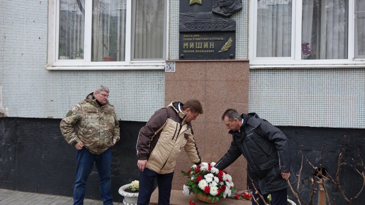 Игорь Корпунков: Сегодня, в День Героев Отечества, по традиции, возложили цветы к мемориальной доске на доме №14 по ул. Космонавтов, где жил Герой Советского Союза Евгений Васильевич Мишин Игорь Корпунков: Сегодня, в День Героев Отечества, по традиции, возложили цветы к мемориальной доске на доме №14 по ул. Космонавтов, где жил Герой Советского Союза Евгений Васильевич Мишин