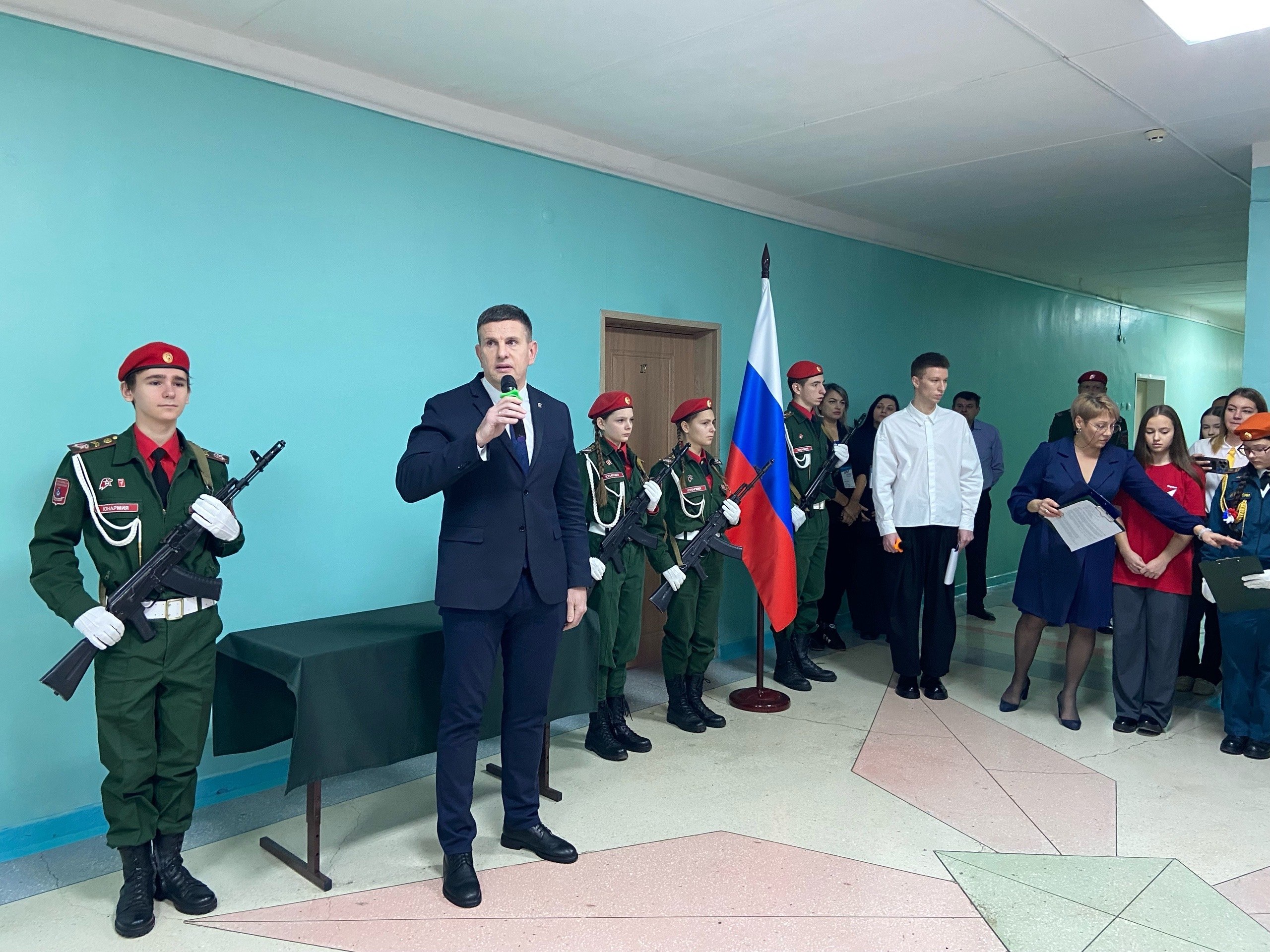 В школе № 8 города Железногорска в День героев Отечества состоялось важное событие – открытие «Парты Героя», посвященной памяти нашего земляка и выпускника школы – Виталия Сафронова В школе № 8 города Железногорска в День героев Отечества состоялось важное событие – открытие «Парты Героя», посвященной памяти нашего земляка и выпускника школы – Виталия Сафронова