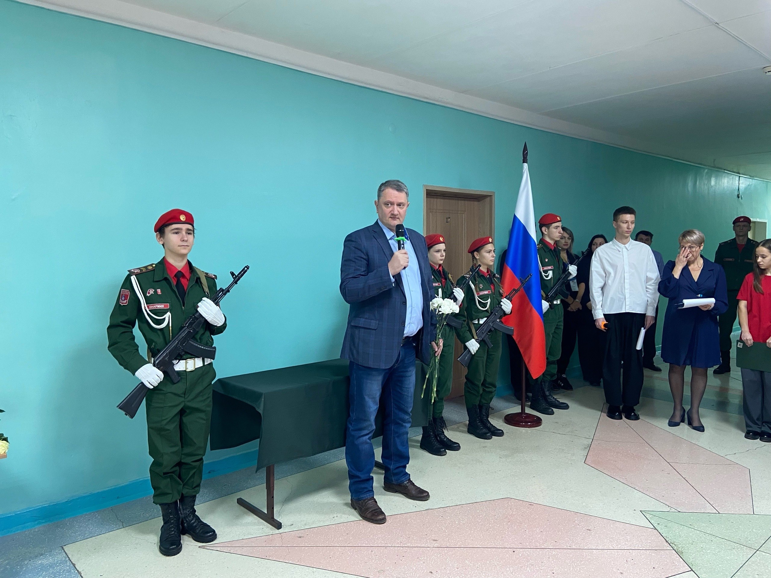 В школе № 8 города Железногорска в День героев Отечества состоялось важное событие – открытие «Парты Героя», посвященной памяти нашего земляка и выпускника школы – Виталия Сафронова В школе № 8 города Железногорска в День героев Отечества состоялось важное событие – открытие «Парты Героя», посвященной памяти нашего земляка и выпускника школы – Виталия Сафронова