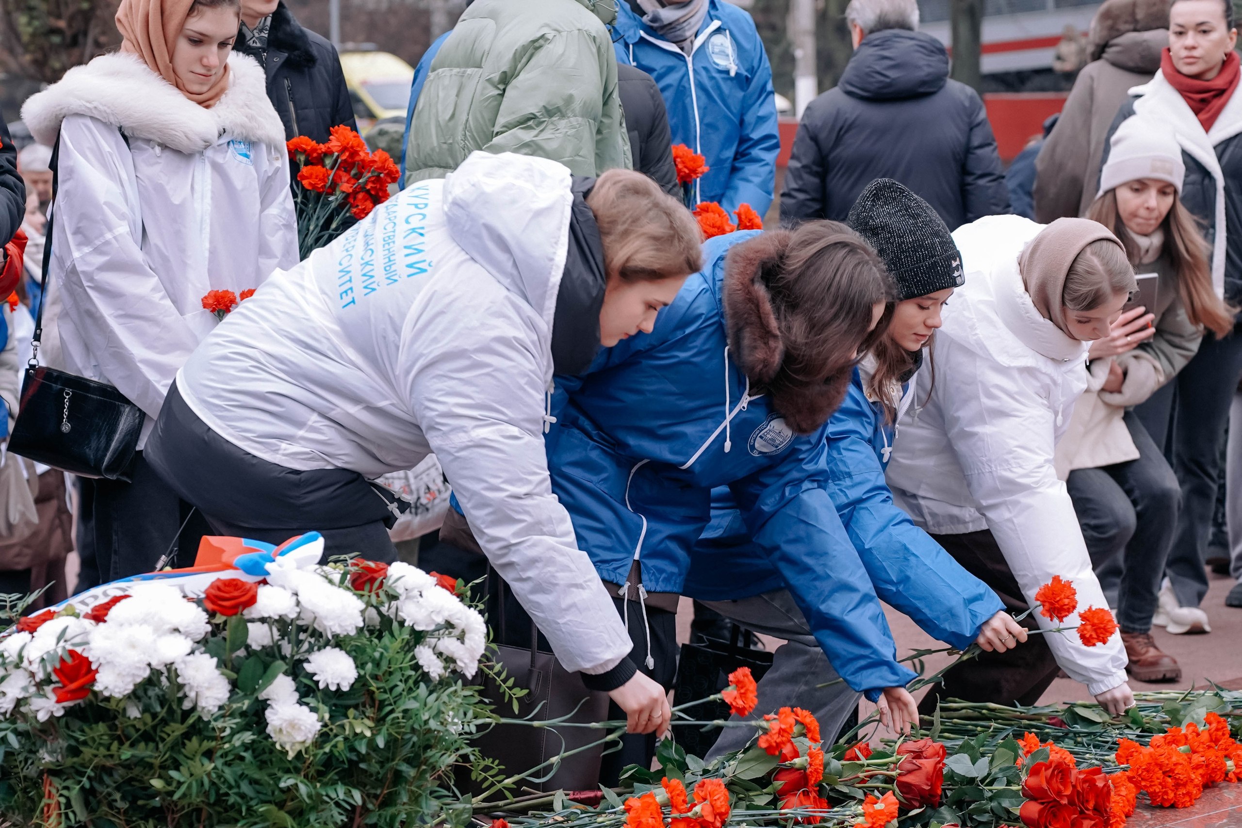 Сегодня в Георгиевском сквере состоялось торжественное возложение цветов, посвященное Дню Героев Отечества Сегодня в Георгиевском сквере состоялось торжественное возложение цветов, посвященное Дню Героев Отечества