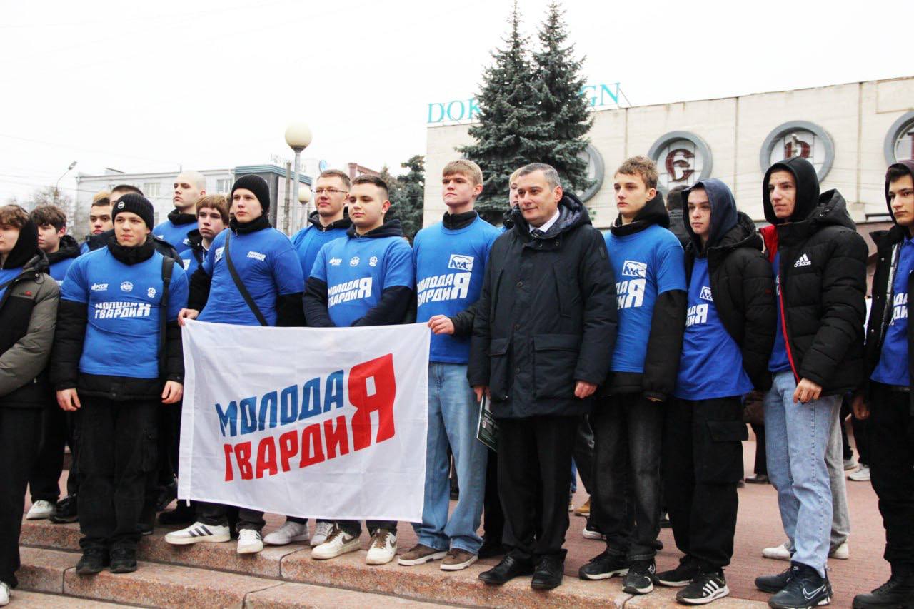 Партийцы возложили цветы в День Героев Отечества Партийцы возложили цветы в День Героев Отечества