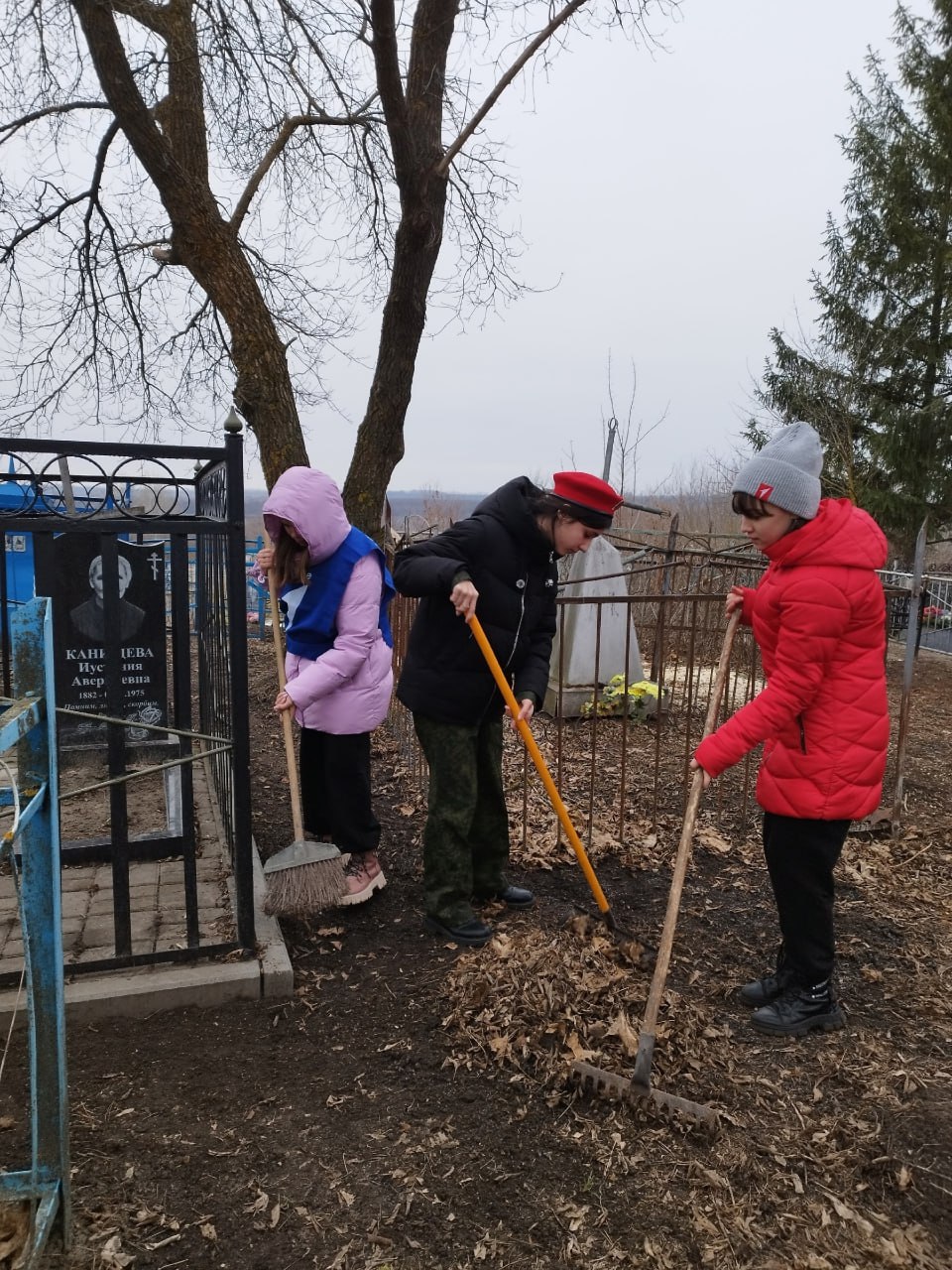 В рамках сохранения исторической памяти, юнармейцы Покровской школы и активисты первичного отделения Движения Первых с большой ответственностью провели работы по благоустройству захоронения нашего выдающегося земляка... В рамках сохранения исторической памяти, юнармейцы Покровской школы и активисты первичного отделения Движения Первых с большой ответственностью провели работы по благоустройству захоронения нашего выдающегося земляка...
