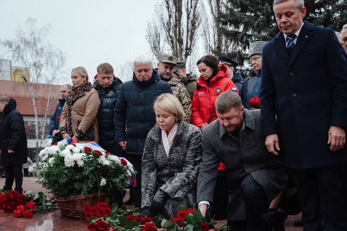 Председатель Избирательной комиссии Курской области Евгений Черкашин принял участие в торжественном возложении цветов и венков в честь Дня Героев Отечества Председатель Избирательной комиссии Курской области Евгений Черкашин принял участие в торжественном возложении цветов и венков в честь Дня Героев Отечества