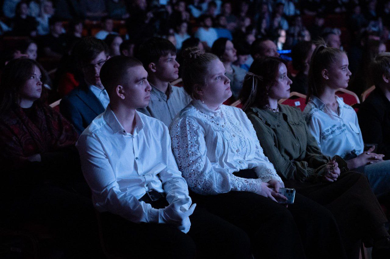 В преддверии Дня Героев Отечества в концертном зале «МегаГРИНН» состоялось подведение итогов городского патриотического фестиваля «Я помню, я горжусь!», организованного управлением молодежной политики и концертно-творческой... В преддверии Дня Героев Отечества в концертном зале «МегаГРИНН» состоялось подведение итогов городского патриотического фестиваля «Я помню, я горжусь!», организованного управлением молодежной политики и концертно-творческой...