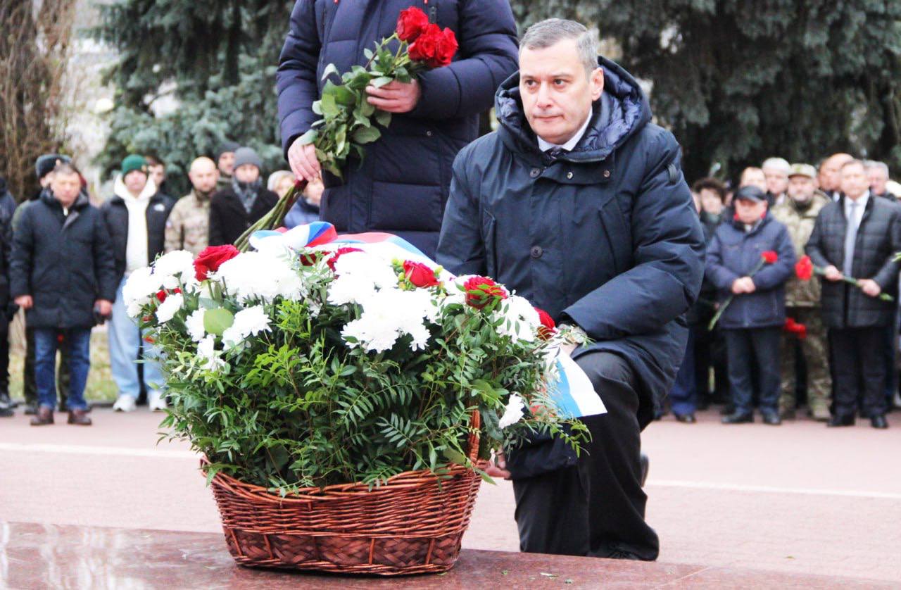 Партийцы возложили цветы в День Героев Отечества Партийцы возложили цветы в День Героев Отечества