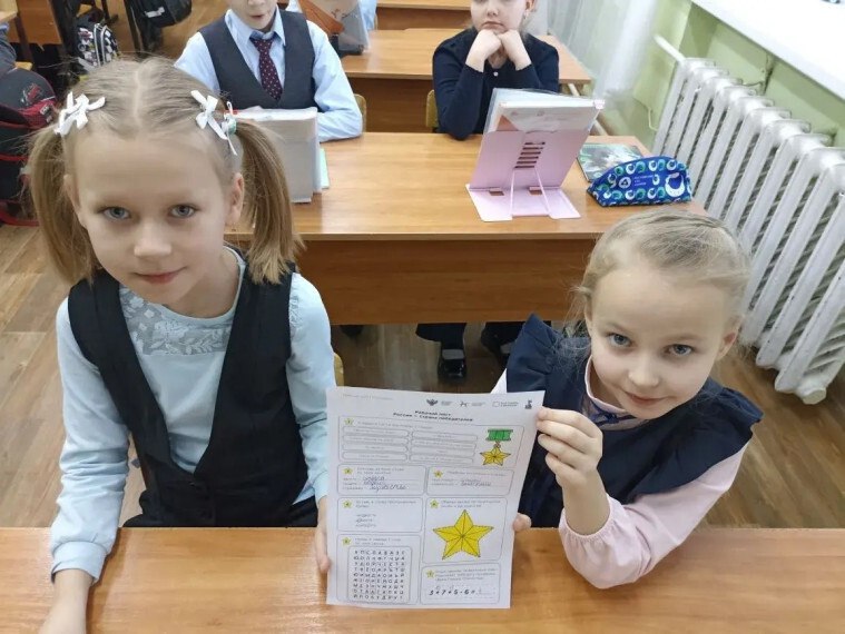 Учебная неделя в Лицее №3 началась с торжественной церемонии выноса государственного флага Российской Федерации и с разговоров о важном по теме: «Россия - страна победителей. Ко Дню Героев Отечества» Учебная неделя в Лицее №3 началась с торжественной церемонии выноса государственного флага Российской Федерации и с разговоров о важном по теме: «Россия - страна победителей. Ко Дню Героев Отечества»